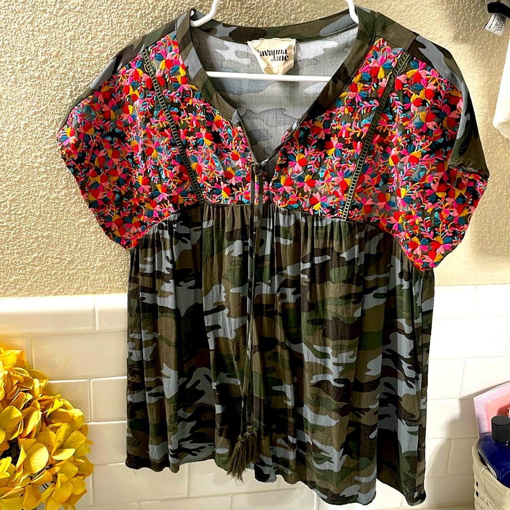 Savanna Jane embroidered camo Top. Sz Large . NEW condition